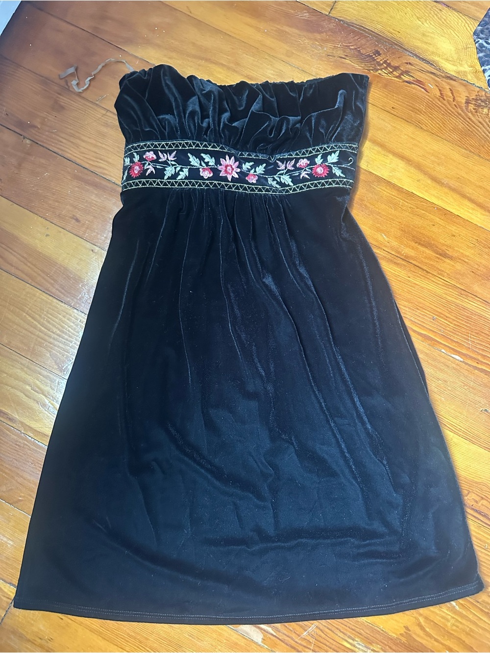 Y2K Vintage Black Strapless Velvet Dress with Floral Embroidered Waistband